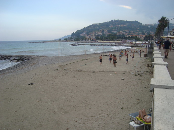 Imperia: via alla pulizia delle spiagge cittadine con contributo di Comune e Regione Imperia: via alla pulizia delle spiagge cittadine con contributo di Comune e Regione
