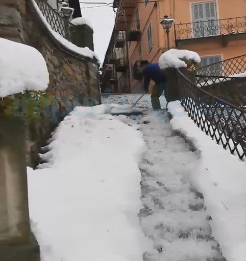 Tempo di neve: ecco come nella vicina Ormea si rimuove la coltre bianca, con il vecchio 'biale' (Video)