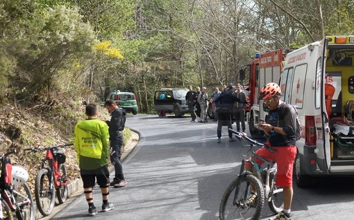 Sanremo: soccorsi difficili per un ciclista caduto a San Romolo, portato in elicottero al 'Santa Corona' (Foto)