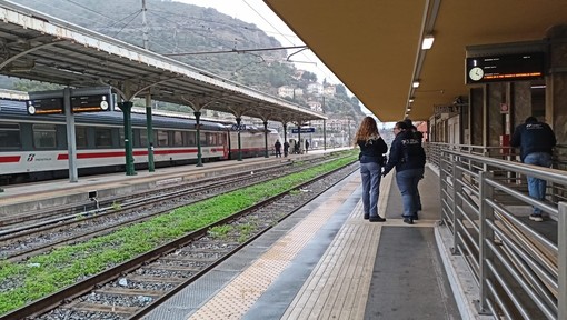 Ventimiglia, sgomberati i migranti sotto il cavalcavia di San Secondo: blitz delle forze dell'ordine (Foto e video) Ventimiglia, sgomberati i migranti sotto il cavalcavia di San Secondo: blitz delle forze dell'ordine (Foto e video)