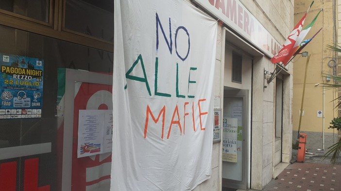Imperia: striscione 'No alle mafie' davanti alla Cgil a più di 30 anni dalla strage di via D'Amelio Imperia: striscione 'No alle mafie' davanti alla Cgil a più di 30 anni dalla strage di via D'Amelio