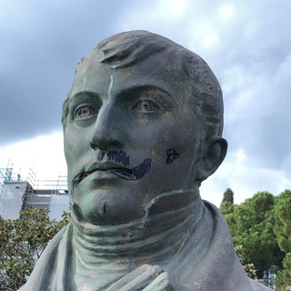 Imperia: i soliti vandali si scagliano contro la statua di Manuel Belgrano sulla spianata (Foto)
