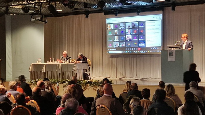 A Loano gli Stati generali del turismo balneare ligure: "Sconfitti dalla legge, ci sentiamo umiliati" A Loano gli Stati generali del turismo balneare ligure: "Sconfitti dalla legge, ci sentiamo umiliati"