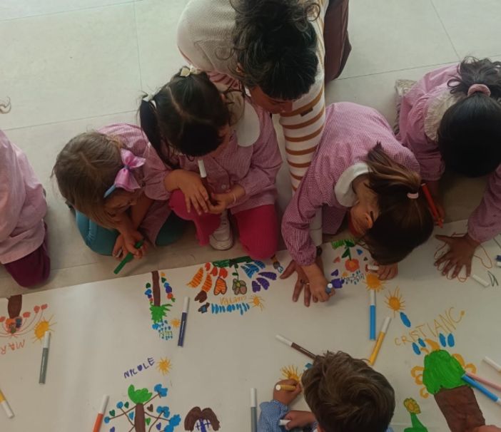 Una giornata speciale tra libri e fantasia: i piccoli alunni incontrano la Libreria Armadilla