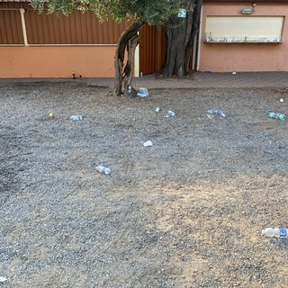 Diano Marina: sporcizia a vicino alle scuole dopo il Festival del Folklore, la protesta di 'Diano Domani' (Foto e Video)