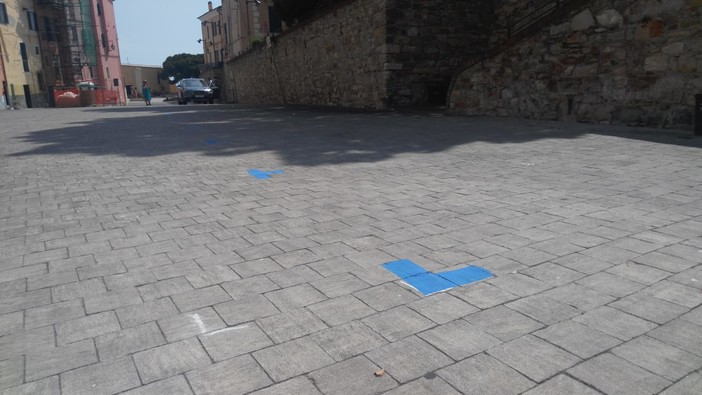 Imperia: ecco i nuovi posteggi di piazza Parasio, disegnati oggi gli angoli per i 15 stalli (Foto) Imperia: ecco i nuovi posteggi di piazza Parasio, disegnati oggi gli angoli per i 15 stalli (Foto)