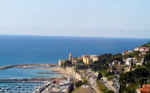 San Lorenzo al Mare: degrado alla vecchia stazione ferroviaria, una lettrice risponde alla 'turista veneta'