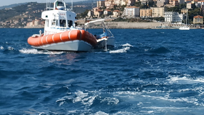 Imperia: un'imbarcazione in difficoltà soccorsa dalla Guardia costiera e Protezione Civile