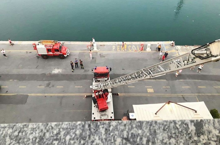 Imperia: rubano in un appartamento e tentano di scassinare la porta vicina, proprietaria rimane fuori casa (Foto) Imperia: rubano in un appartamento e tentano di scassinare la porta vicina, proprietaria rimane fuori casa (Foto)
