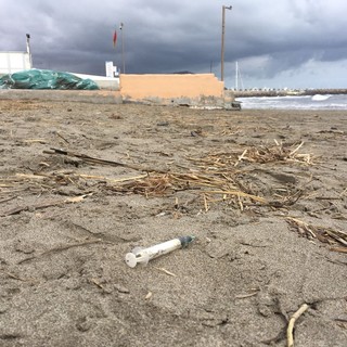 Imperia: siringhe in spiaggia alla Succursale della Marina di Porto Maurizio durante la Pasquetta (Foto) Imperia: siringhe in spiaggia alla Succursale della Marina di Porto Maurizio durante la Pasquetta (Foto)