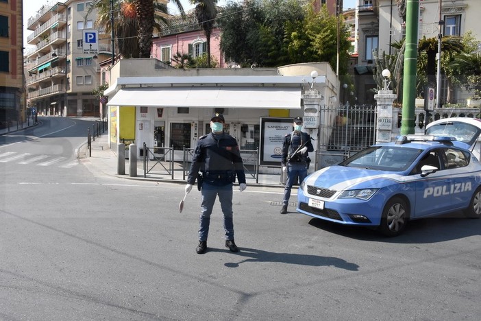 Controlli delle Forze dell'Ordine nel weekend di Pasqua: sono 44 le multe comminate su 786 verifiche Controlli delle Forze dell'Ordine nel weekend di Pasqua: sono 44 le multe comminate su 786 verifiche