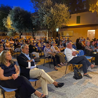 Diano Marina: questa sera a Villa Scarsella la commedia brillante 'Lo Psicanalista' con gli 'Amici del Teatro'