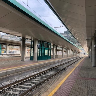 Arma di Taggia: il treno dei pendolari 'salta' la fermata di Taggia, viaggiatori costretti a scendere a Sanremo