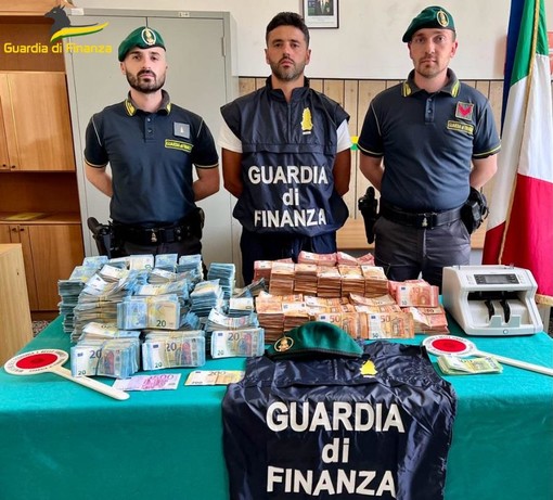 Ventimiglia: cerca di superare il confine con 900mila euro in contanti, fermato dalla Guardia di Finanza (Video)