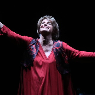 Lella Costa in 'Se non posso ballare, non è la mia rivoluzione' al teatro Palmieri di Diano Marina