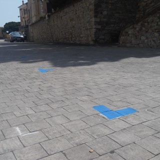 Imperia: ecco i nuovi posteggi di piazza Parasio, disegnati oggi gli angoli per i 15 stalli (Foto)