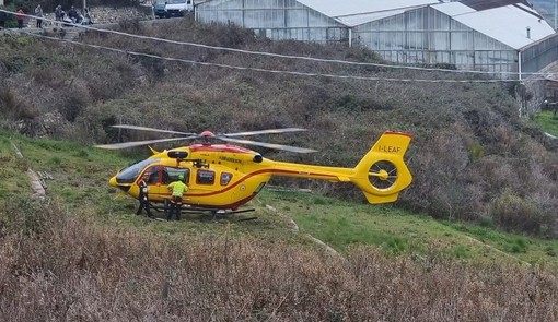 Villa Faraldi, grave incidente in campagna: trattore si ribalta e ferisce sessantenne
