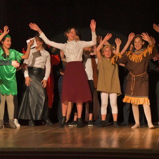 Pieve di Teco: lo spettacolo degli alunni del ‘Laboratorio di teatro’ della scuola Secondaria di 1° grado (Foto)