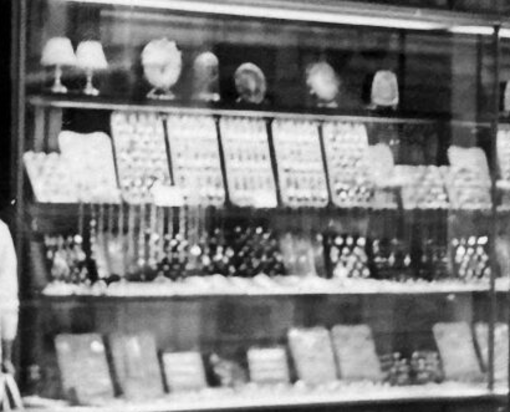 ACCADDE OGGI, 8 SETTEMBRE 1977. Gioielliere smarrisce preziosi: chi li ha ritrovati pretende una sostanziosa ricompensa ACCADDE OGGI, 8 SETTEMBRE 1977. Gioielliere smarrisce preziosi: chi li ha ritrovati pretende una sostanziosa ricompensa