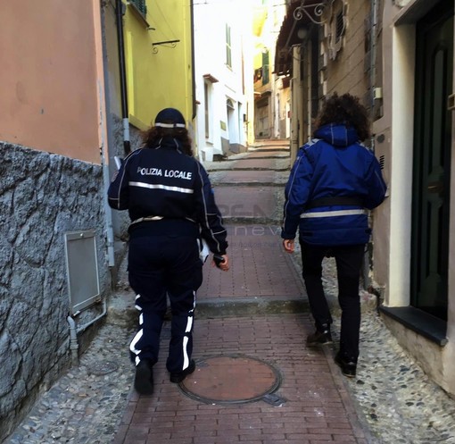 "I 'vigili' sanno le lingue straniere?", se lo chiedono i consiglieri di 'Progetto Imperia' con una question time "I 'vigili' sanno le lingue straniere?", se lo chiedono i consiglieri di 'Progetto Imperia' con una question time