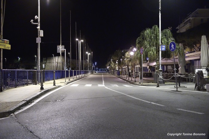 Liguria sull'orlo dell'arancione: il Governatore Toti "Disponibile a valutare misure più restrittive con il Governo" Liguria sull'orlo dell'arancione: il Governatore Toti "Disponibile a valutare misure più restrittive con il Governo"