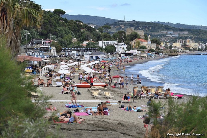 Turismo e commercio: le spiagge stanno lavorando solo nei weekend, arrivano i turisti da fuori ma sono pochi i 'locali'