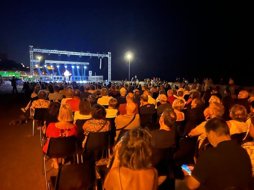 Imperia: grande successo e tante risate a Borgo Prino per lo spettacolo di Sergio Sgrilli Imperia: grande successo e tante risate a Borgo Prino per lo spettacolo di Sergio Sgrilli