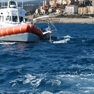 Imperia: un'imbarcazione in difficoltà soccorsa dalla Guardia costiera e Protezione Civile Imperia: un'imbarcazione in difficoltà soccorsa dalla Guardia costiera e Protezione Civile