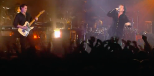 1 AGOSTO 2002. La leggendaria band dei Simple Minds in concerto sulla banchina di Porto Maurizio 1 AGOSTO 2002. La leggendaria band dei Simple Minds in concerto sulla banchina di Porto Maurizio