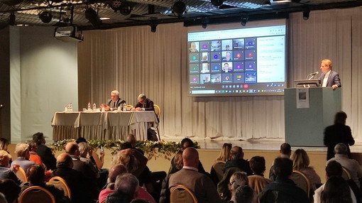 A Loano gli Stati generali del turismo balneare ligure: "Sconfitti dalla legge, ci sentiamo umiliati" A Loano gli Stati generali del turismo balneare ligure: "Sconfitti dalla legge, ci sentiamo umiliati"