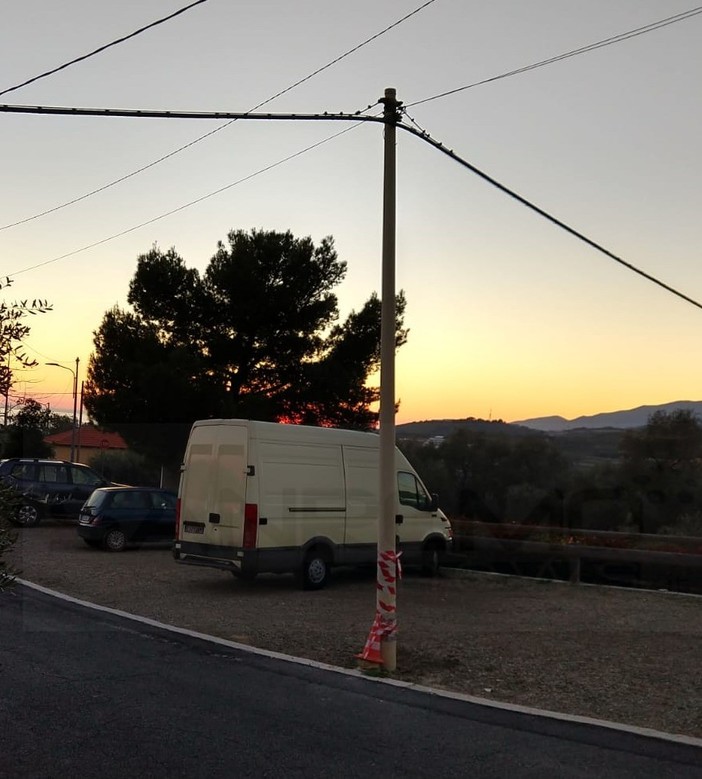 Terzorio: palo Telecom messo in sicurezza, riaperta la strada ed il paese non è più isolato (Foto) Terzorio: palo Telecom messo in sicurezza, riaperta la strada ed il paese non è più isolato (Foto)
