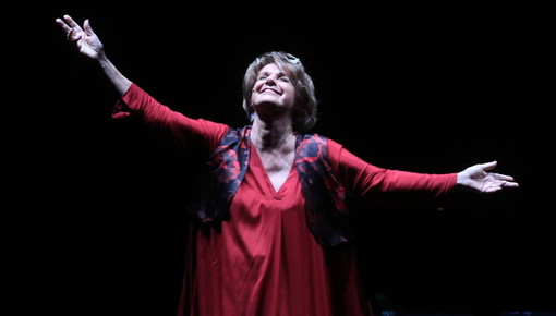 Lella Costa in 'Se non posso ballare, non è la mia rivoluzione' al teatro Palmieri di Diano Marina