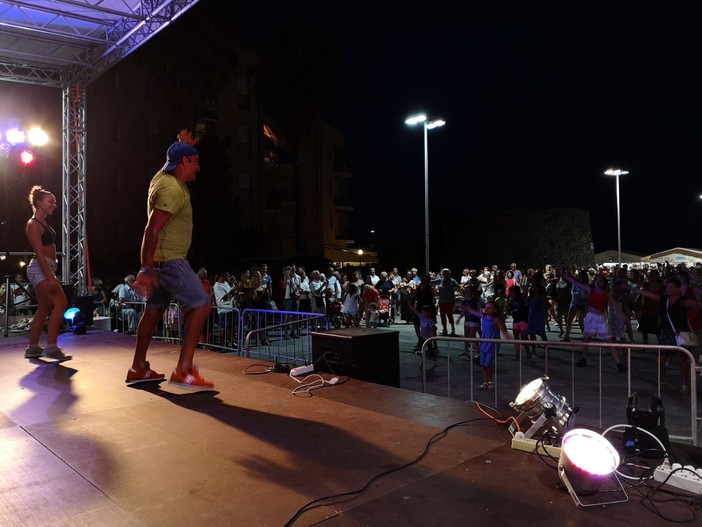 San Bartolomeo al Mare: grande festa ieri sera in piazza Torre (Foto)