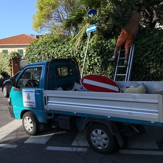 Imperia: intervento di sistemazione della segnaletica verticale al Prino e alla Marina (Foto)