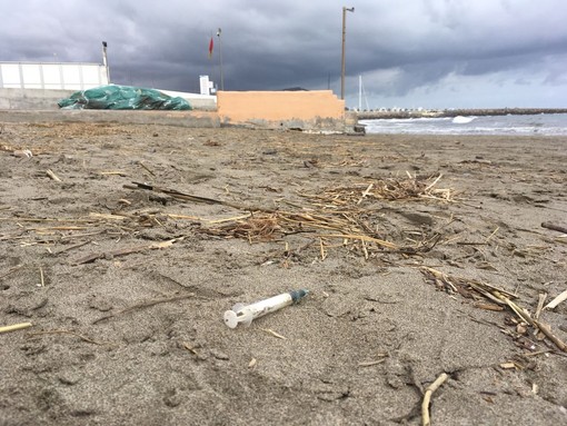 Imperia: siringhe in spiaggia alla Succursale della Marina di Porto Maurizio durante la Pasquetta (Foto) Imperia: siringhe in spiaggia alla Succursale della Marina di Porto Maurizio durante la Pasquetta (Foto)