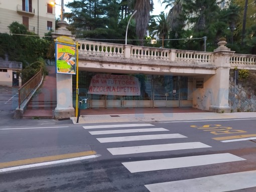 Imperia: scatta anche la protesta degli studenti, striscione vicino al Provveditorato "Azzolina, dimettiti!" Imperia: scatta anche la protesta degli studenti, striscione vicino al Provveditorato "Azzolina, dimettiti!"