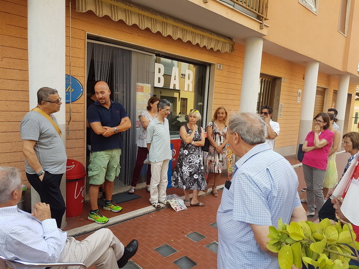 Imperia: passaggio mattutino in via Don Minzoni per il candidato a Sindaco Claudio Scajola Imperia: passaggio mattutino in via Don Minzoni per il candidato a Sindaco Claudio Scajola