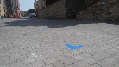 Imperia: ecco i nuovi posteggi di piazza Parasio, disegnati oggi gli angoli per i 15 stalli (Foto)