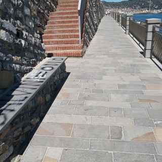 Imperia: "Salvini=odio", il paradossale messaggio sulla passeggiata degli innamorati (Foto) Imperia: "Salvini=odio", il paradossale messaggio sulla passeggiata degli innamorati (Foto)