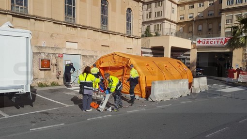 Smontate le tende 'Covid' di fronte ai Pronto Soccorso di Sanremo e Bordighera: gli accessi erano ormai pari a zero (Foto)
