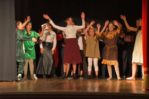 Pieve di Teco: lo spettacolo degli alunni del ‘Laboratorio di teatro’ della scuola Secondaria di 1° grado (Foto)