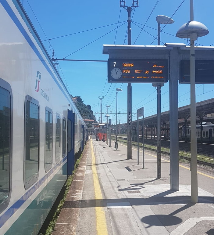 Sanremo: treno fermo in galleria e in direzione Genova per un guasto al locomotore, problemi al traffico ferroviario Sanremo: treno fermo in galleria e in direzione Genova per un guasto al locomotore, problemi al traffico ferroviario