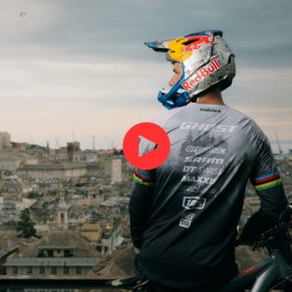 Tomáš Slavík e sullo sfondo Genova, prima tappa extra sudarmericana del Red Bull Cerro Abajo - Credit: Gabriele Seghizzi/Red Bull Content Pool Tomáš Slavík e sullo sfondo Genova, prima tappa extra sudarmericana del Red Bull Cerro Abajo - Credit: Gabriele Seghizzi/Red Bull Content Pool