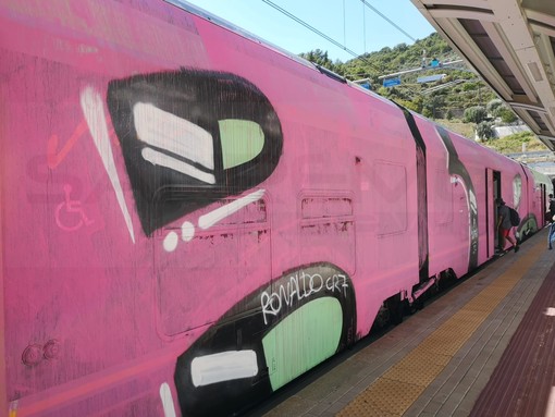 Treno Ventimiglia-Genova vandalizzato con pittura rosa inneggiando a Cristiano Ronaldo: Berrino "Gente senza palle" Treno Ventimiglia-Genova vandalizzato con pittura rosa inneggiando a Cristiano Ronaldo: Berrino "Gente senza palle"