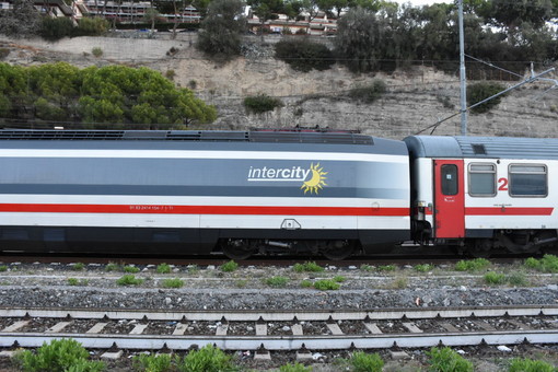 Maltempo: traffico ferroviario rallentato sulla linea Genova - Ventimiglia, ritardi fino a 90 minuti e cancellazioni