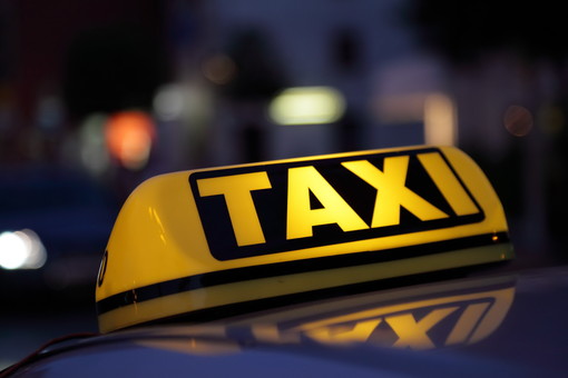 Imperia: cambia il servizio taxi notturno, due operatori fissi per il periodo estivo e per la fascia 19-24