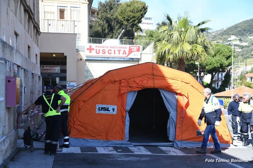 La tenda all'ospedale di Sanremo (Foto Tonino Bonomo)