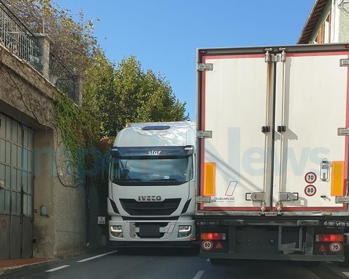 Camion bloccato sotto Nava, traffico in tilt sulla Statale 28: intervento dei vigili del fuoco (Foto)