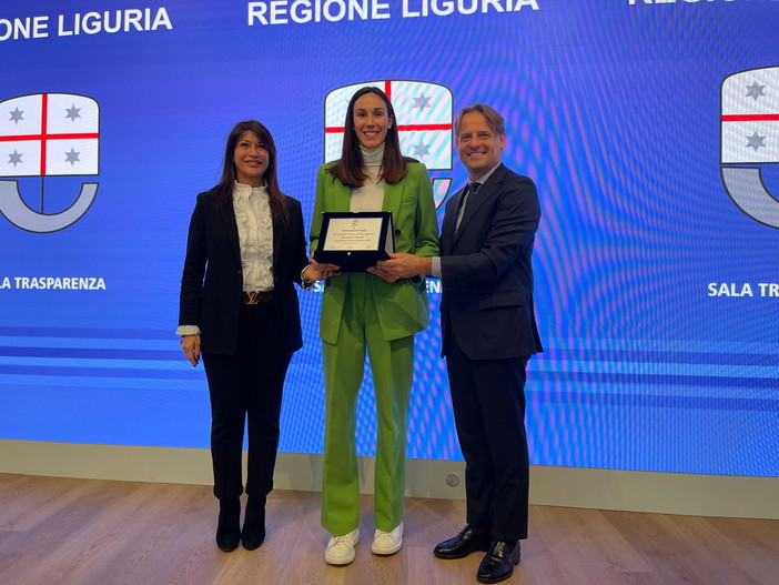 Gli assessori Ferro e Scajola premiano con la targa di Regione Liguria la nuotatrice imperiese Francesca Fresia, argento agli assoluti di nuoto