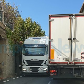 Camion bloccato sotto Nava, traffico in tilt sulla Statale 28: intervento dei vigili del fuoco (Foto)